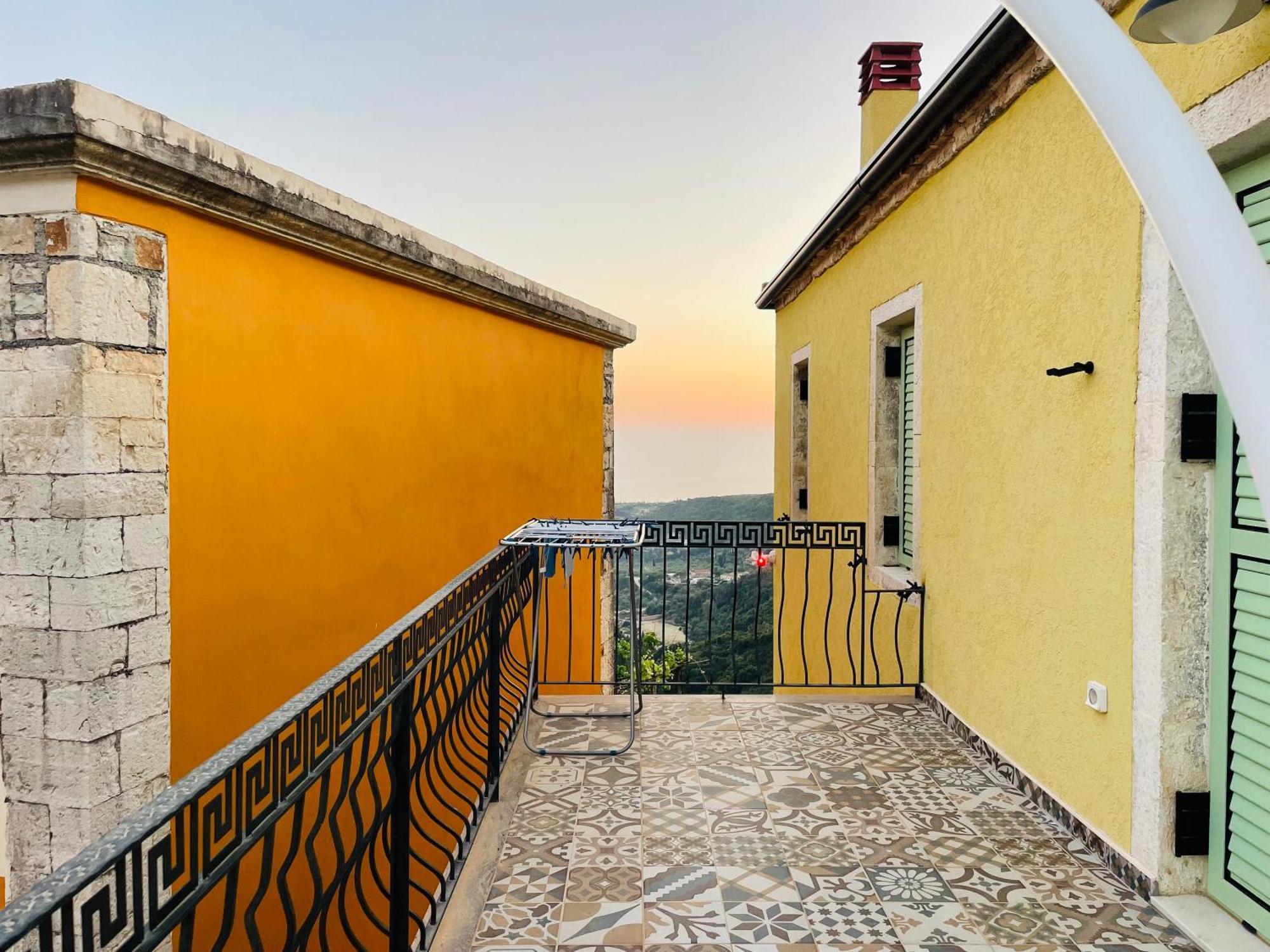 Guesthouse Near The Castle Of Химар Екстериор снимка