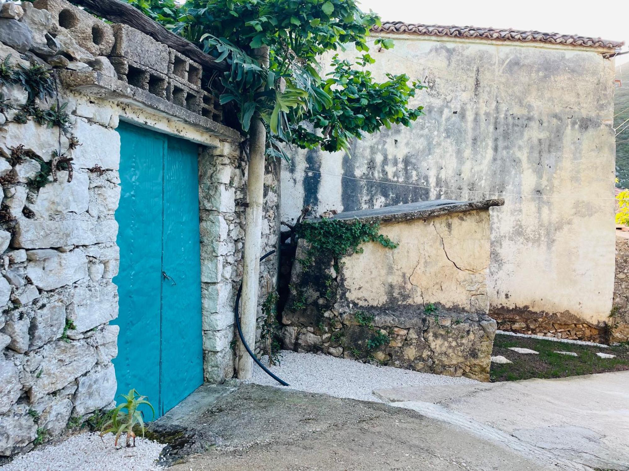 Guesthouse Near The Castle Of Химар Екстериор снимка
