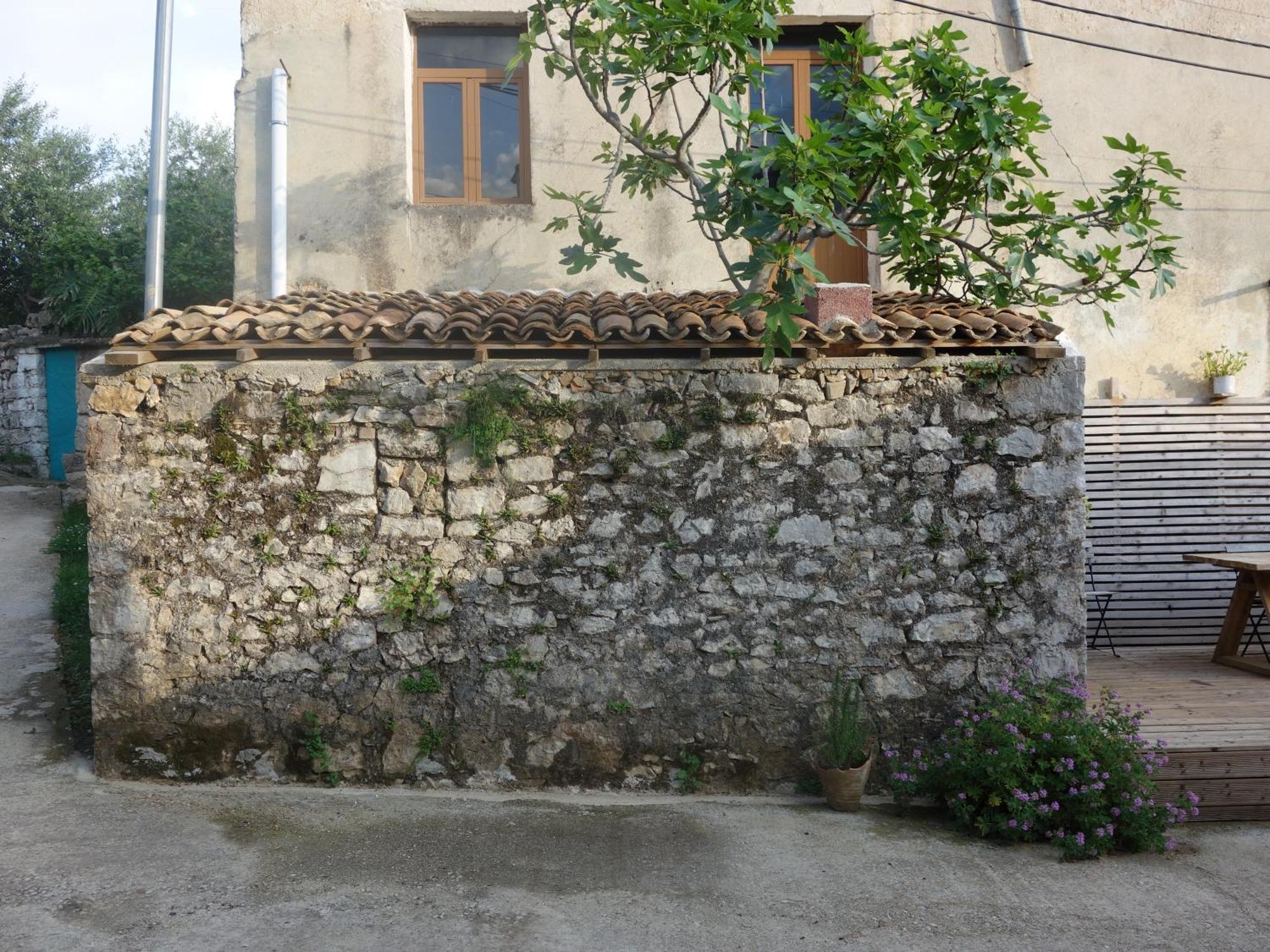 Guesthouse Near The Castle Of Химар Екстериор снимка